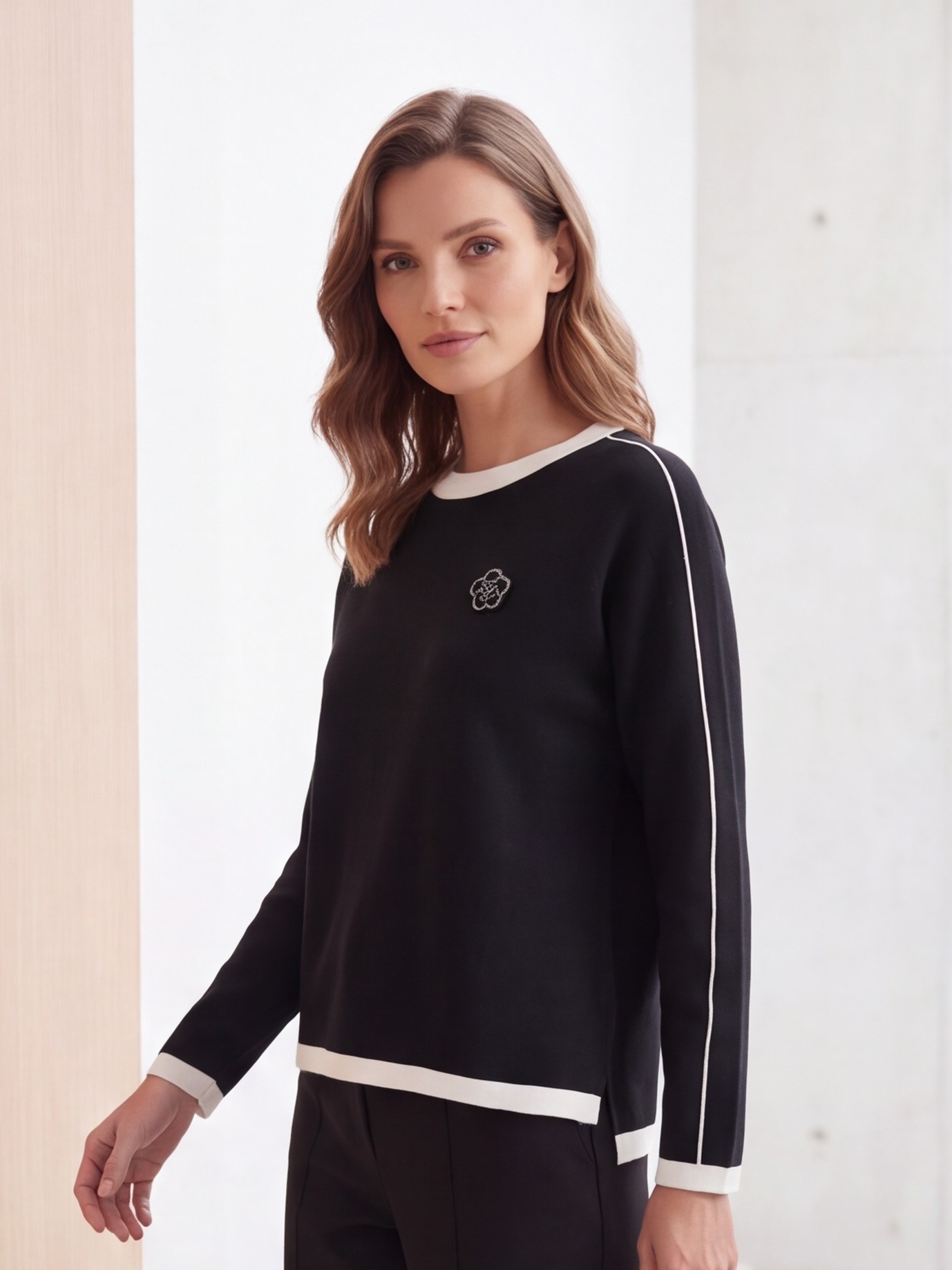 Dámsky elegantný pulóver s kvietkom CHICLINK BLACK Čierny s.WEAR 6
